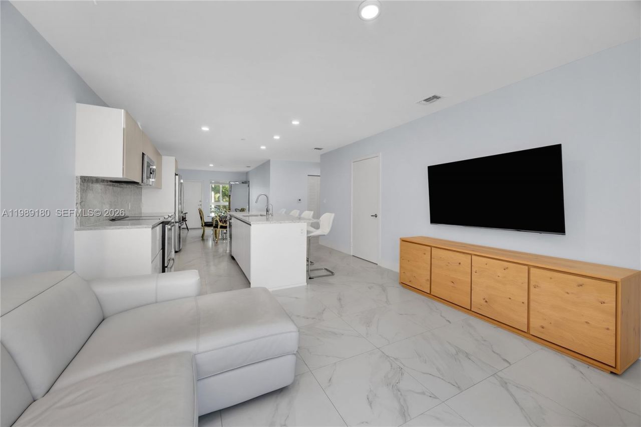 2555 NE 193rd St, Unit 2122, Miami, FL 33180 Photo