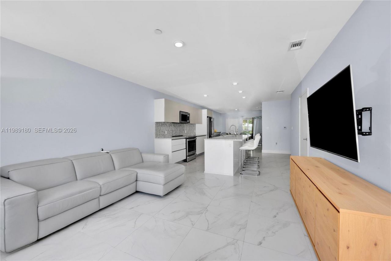 2555 NE 193rd St, Unit 2122, Miami, FL 33180 Photo