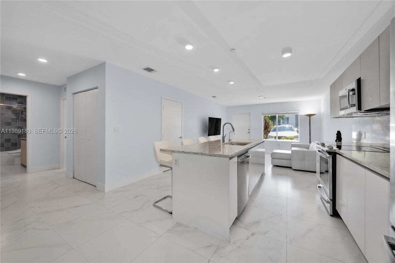 2555 NE 193rd St, Unit 2122, Miami, FL 33180 Photo