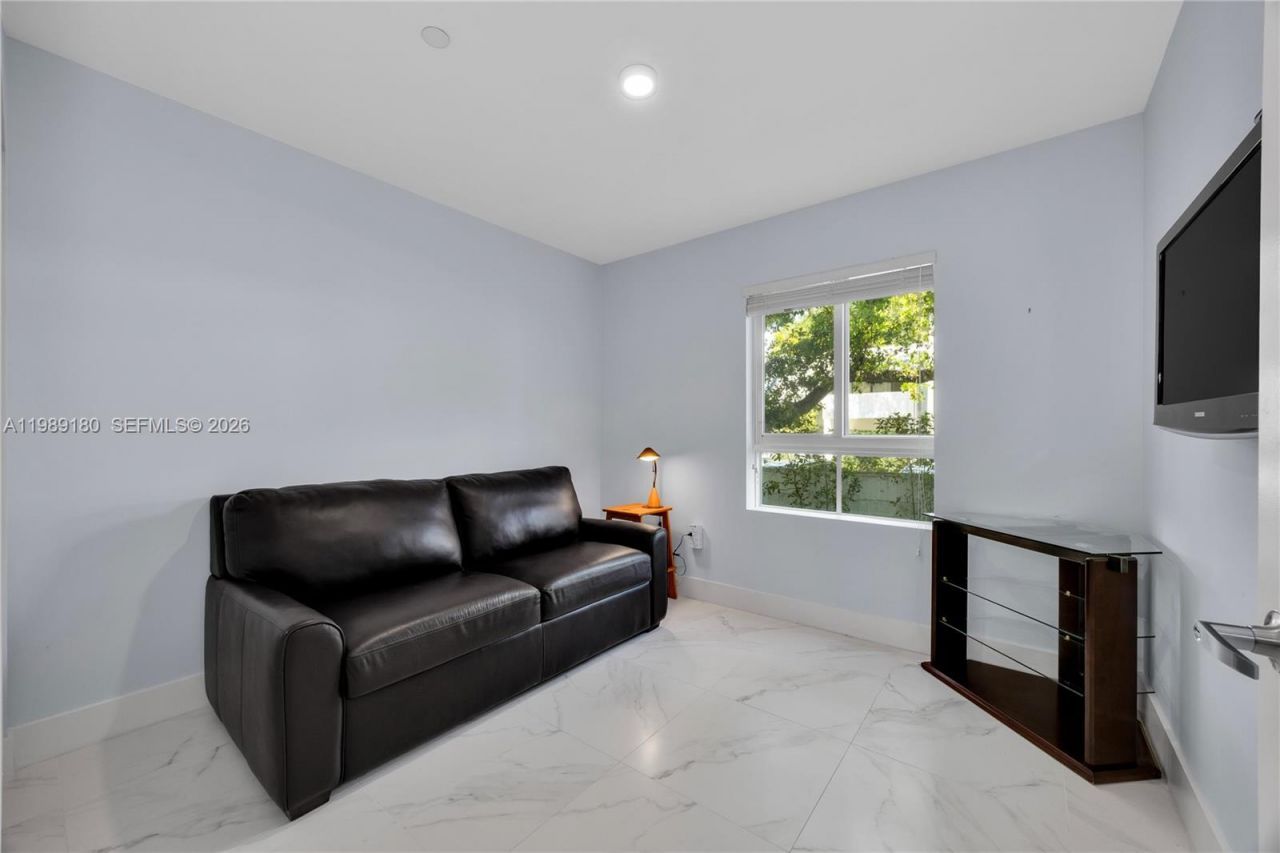 2555 NE 193rd St, Unit 2122, Miami, FL 33180 Photo