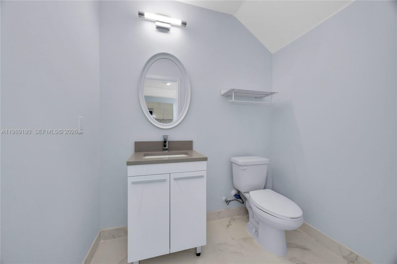 2555 NE 193rd St, Unit 2122, Miami, FL 33180 Photo