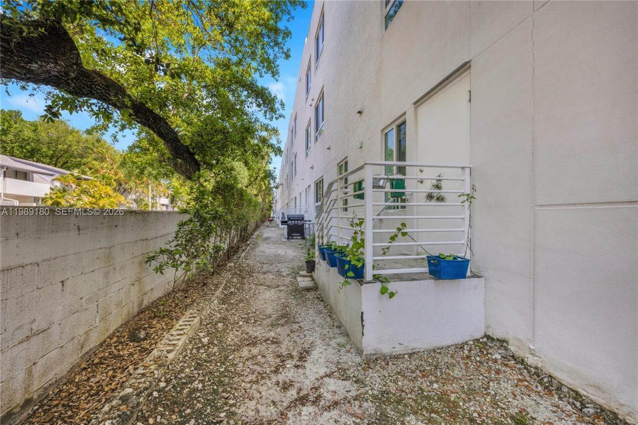 2555 NE 193rd St, Unit 2122, Miami, FL 33180 Photo