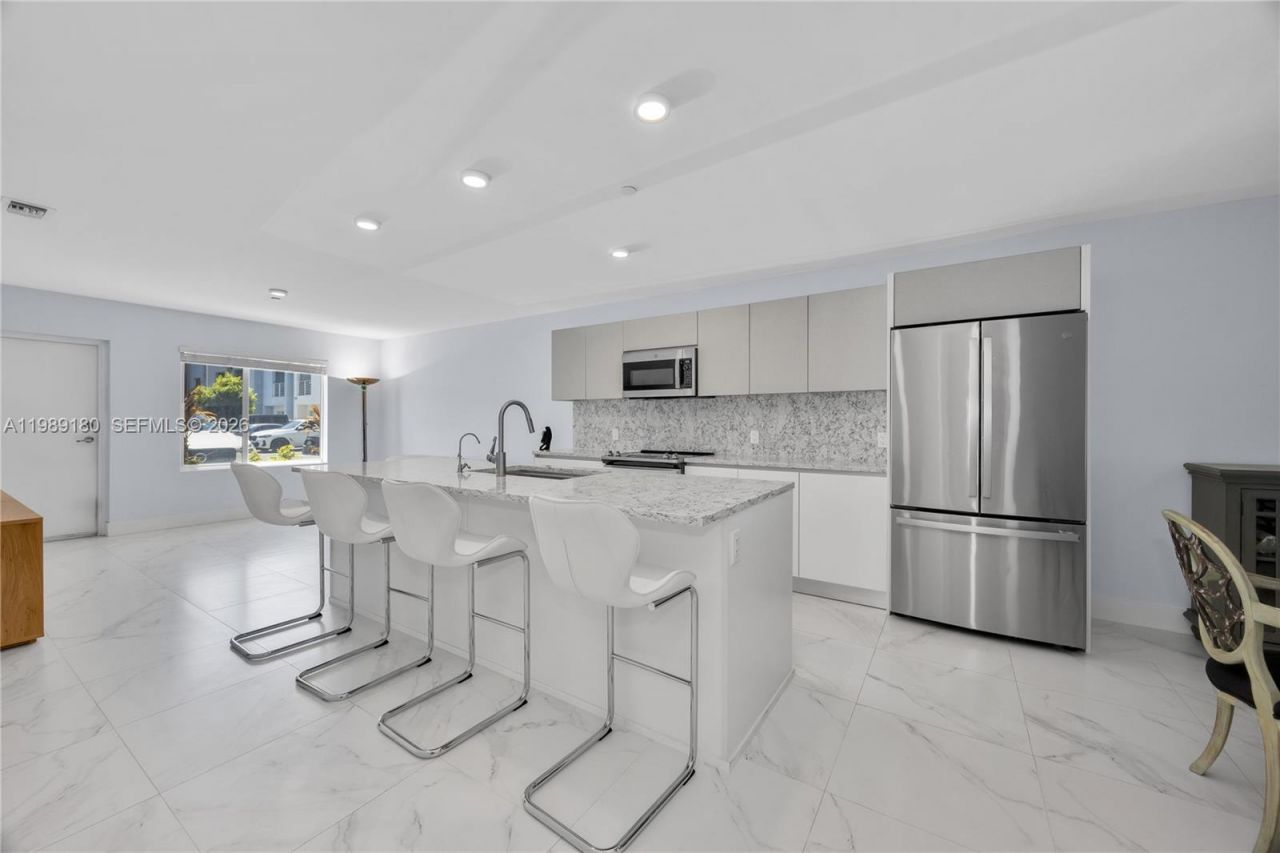 2555 NE 193rd St, Unit 2122, Miami, FL 33180 Photo