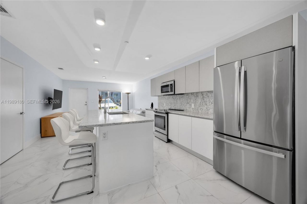 2555 NE 193rd St, Unit 2122, Miami, FL 33180 Photo