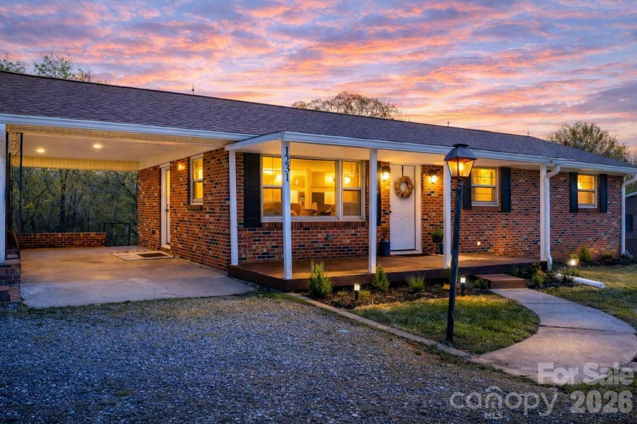 1231 2nd Street Se, Hickory, NC 28602 Main Photo