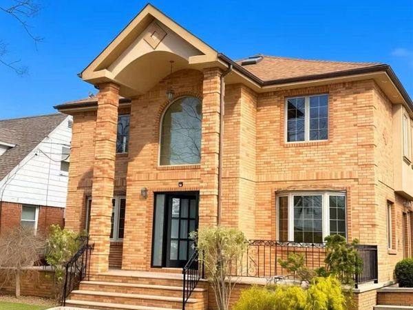 7611 270th Street , New Hyde Park, NY 11040