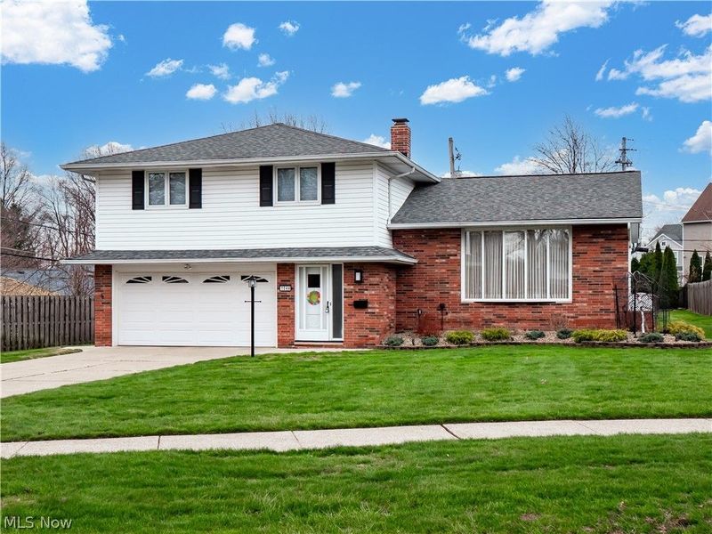 1044 Joy Oval, Seven Hills, OH 44131 Photo 2