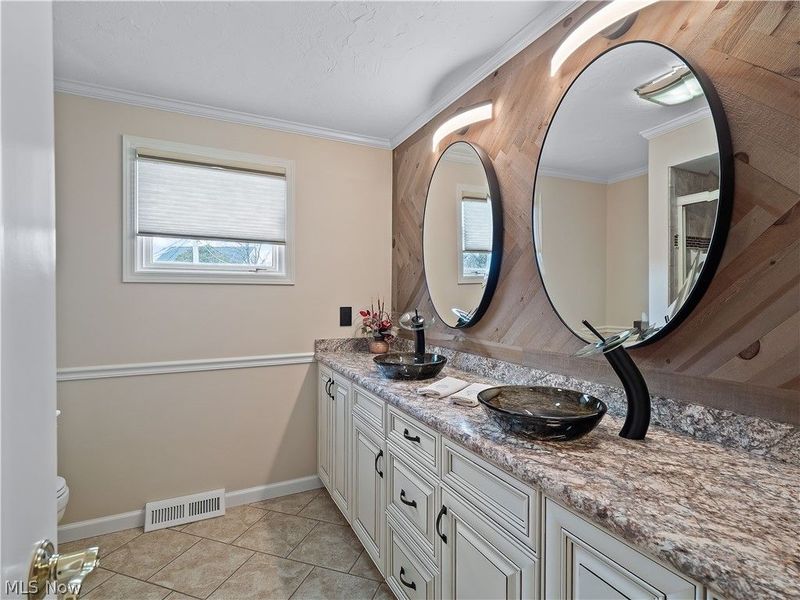 1044 Joy Oval, Seven Hills, OH 44131 Photo 23