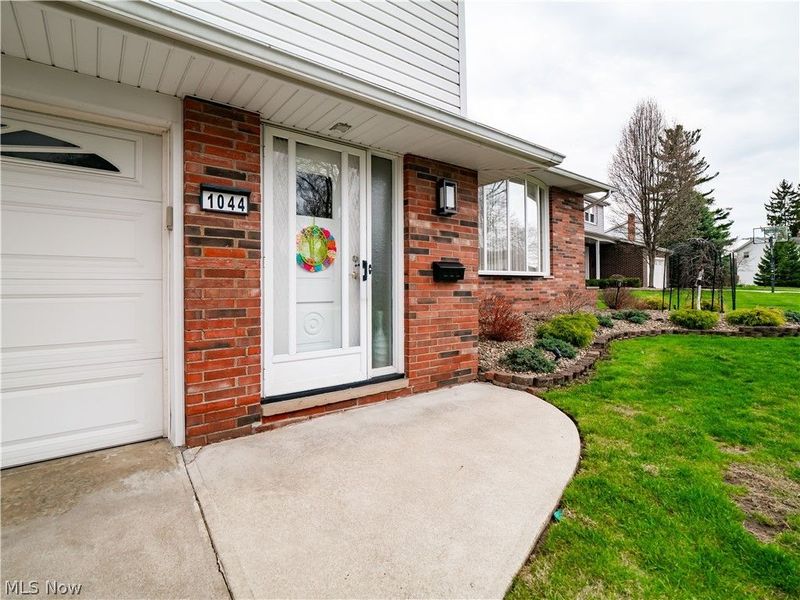 1044 Joy Oval, Seven Hills, OH 44131 Photo 3