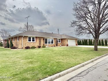 701 W Brentwood Drive, Gibsonburg, OH 43431