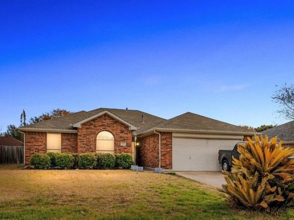 512 Mockingbird LN , Lockhart, TX 78644