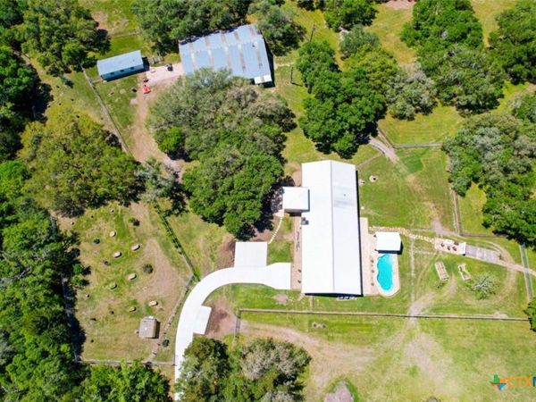 280 Hebron Church Road , Yoakum, TX 77995