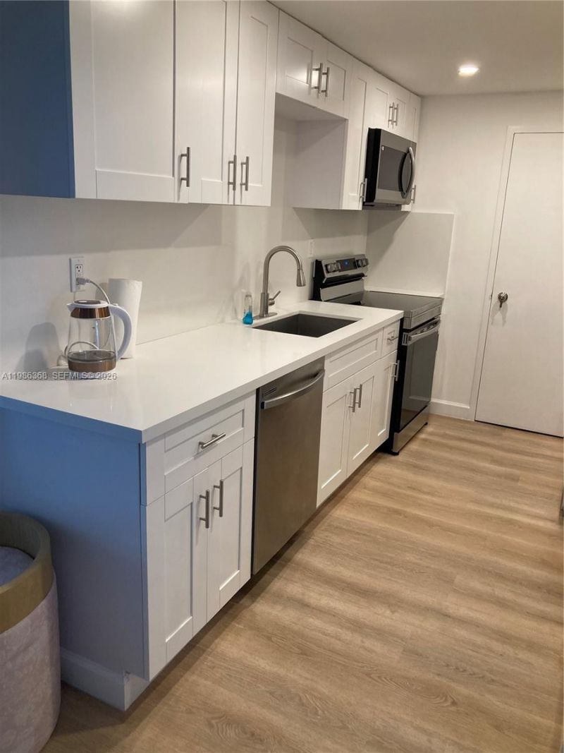 5401 Collins Ave, Unit 320, Miami Beach, FL 33140 Photo