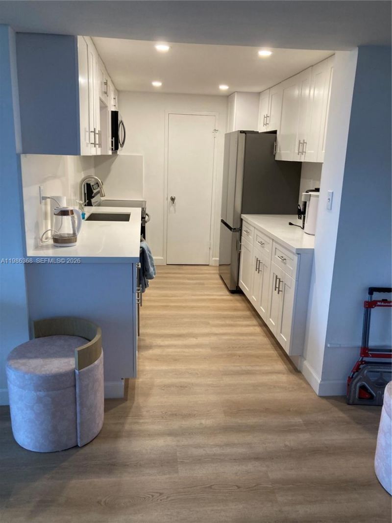 5401 Collins Ave, Unit 320, Miami Beach, FL 33140 Photo