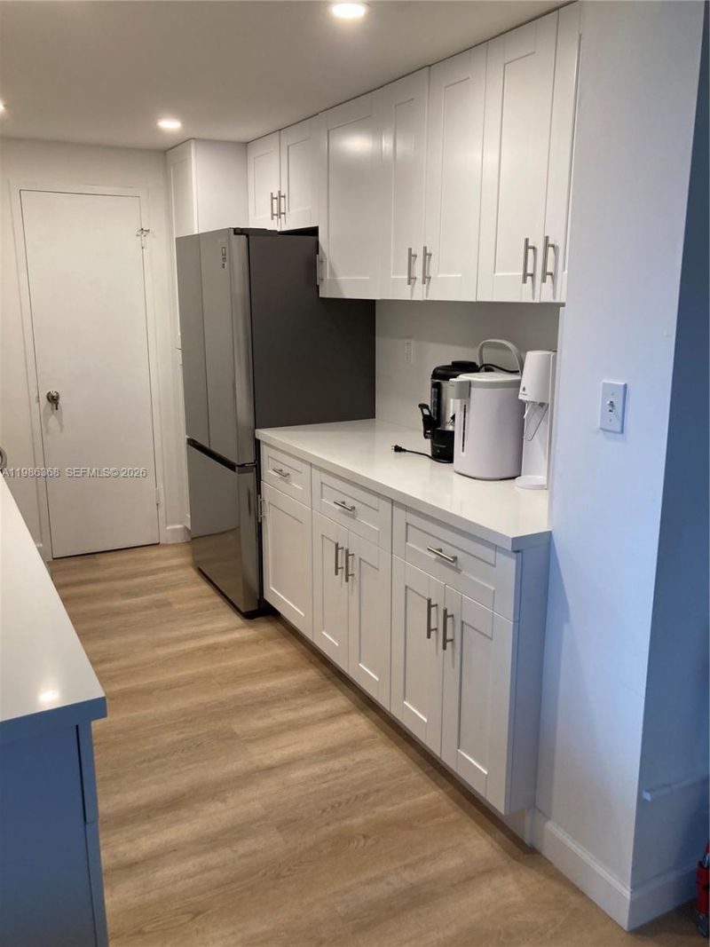 5401 Collins Ave, Unit 320, Miami Beach, FL 33140 Photo