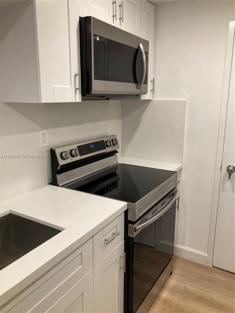 5401 Collins Ave, Unit 320, Miami Beach, FL 33140 Photo