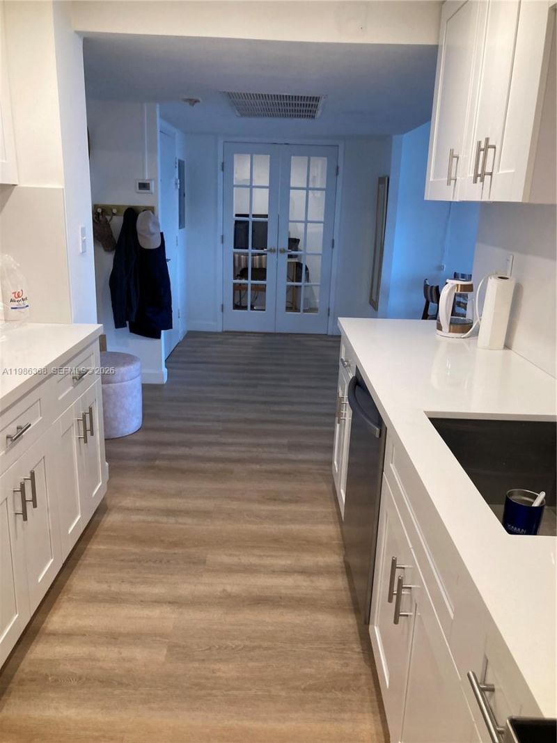 5401 Collins Ave, Unit 320, Miami Beach, FL 33140 Photo