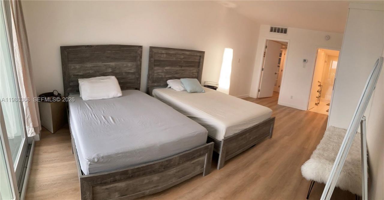 5401 Collins Ave, Unit 320, Miami Beach, FL 33140 Photo