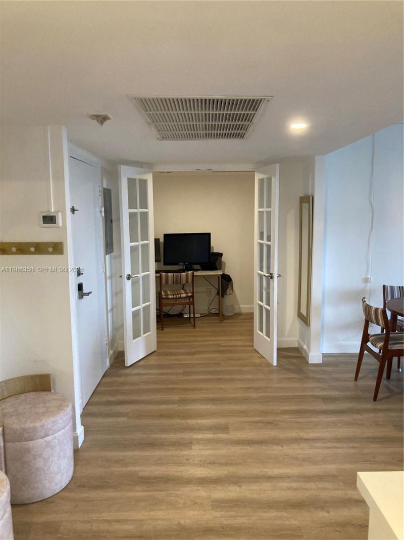 5401 Collins Ave, Unit 320, Miami Beach, FL 33140 Photo