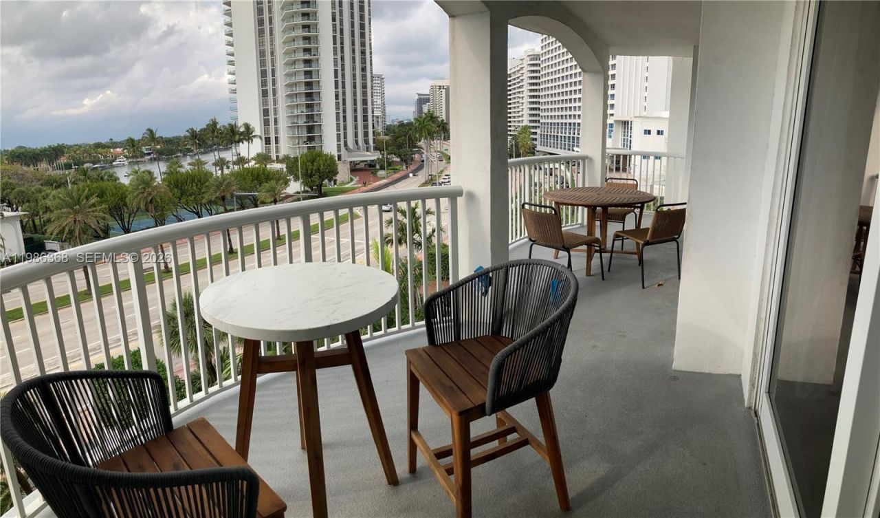 5401 Collins Ave, Unit 320, Miami Beach, FL 33140 Photo