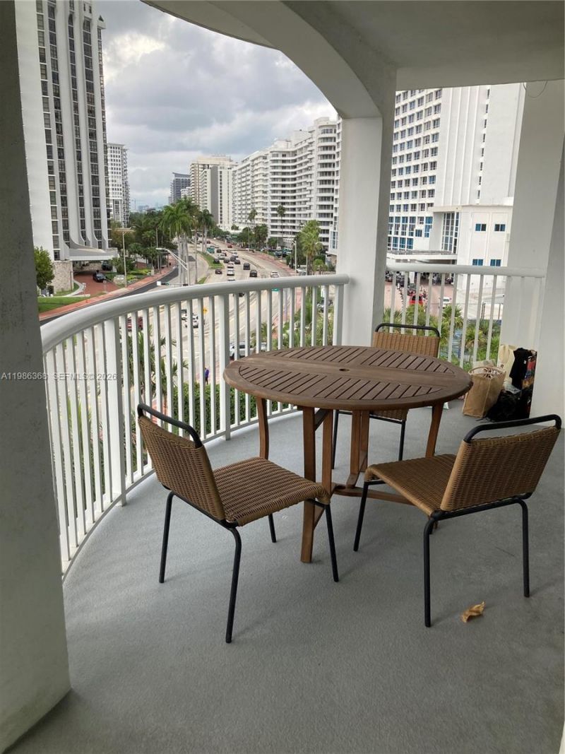 5401 Collins Ave, Unit 320, Miami Beach, FL 33140 Photo