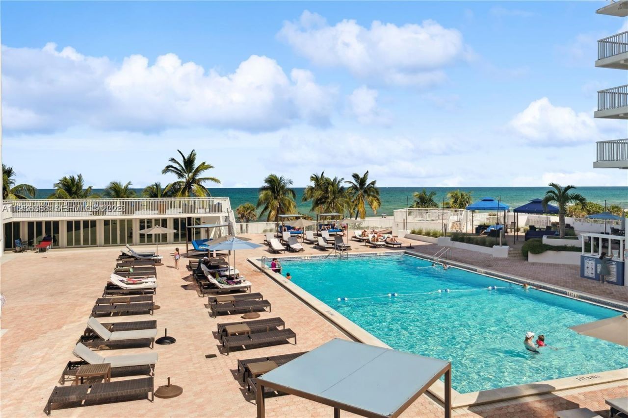 5401 Collins Ave, Unit 320, Miami Beach, FL 33140 Photo