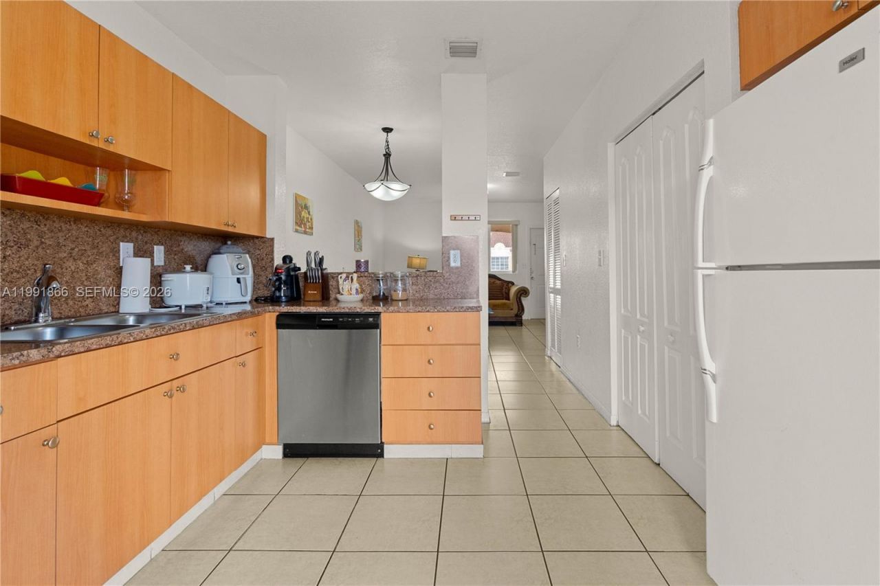 317 E 3rd St , Unit 201, Hialeah, FL 33010 Photo