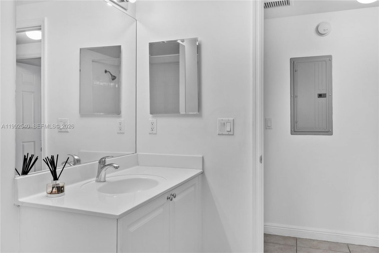 888 S Douglas Rd , Unit 807, Coral Gables, FL 33134 Photo