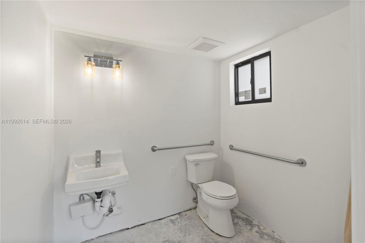 216 NW 11th St, Miami, FL 33136 Photo