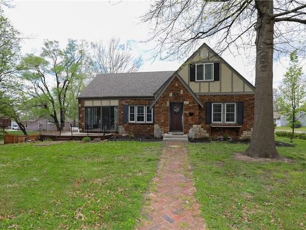 402 S DOYLE Street, Louisburg, KS 66053