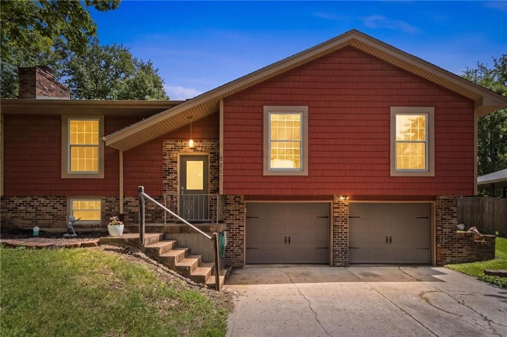 6817 NW Pleasant View Drive, Parkville, MO 64152 Main Photo