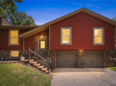 6817 NW Pleasant View Drive, Parkville, MO 64152