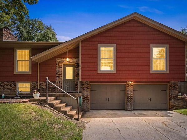 6817 NW Pleasant View Drive, Parkville, MO 64152
