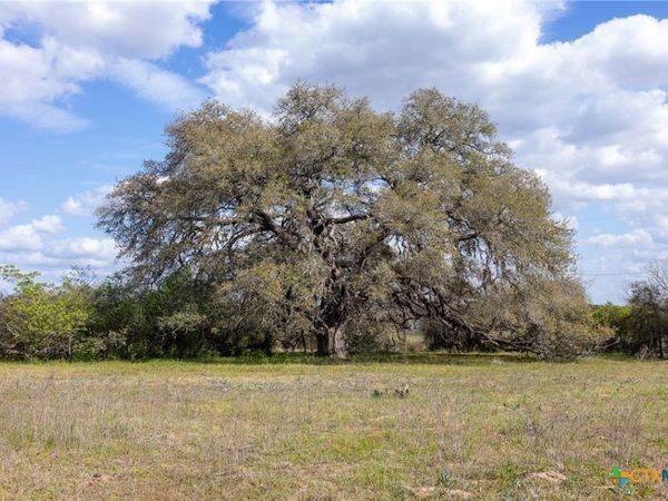 128 County Road 214, Hallettsville, TX 77964