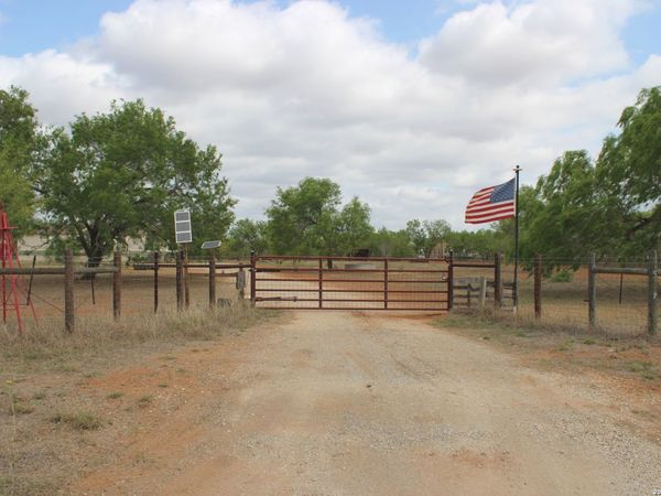 3554 Fm 1332, Jourdanton, TX 78026