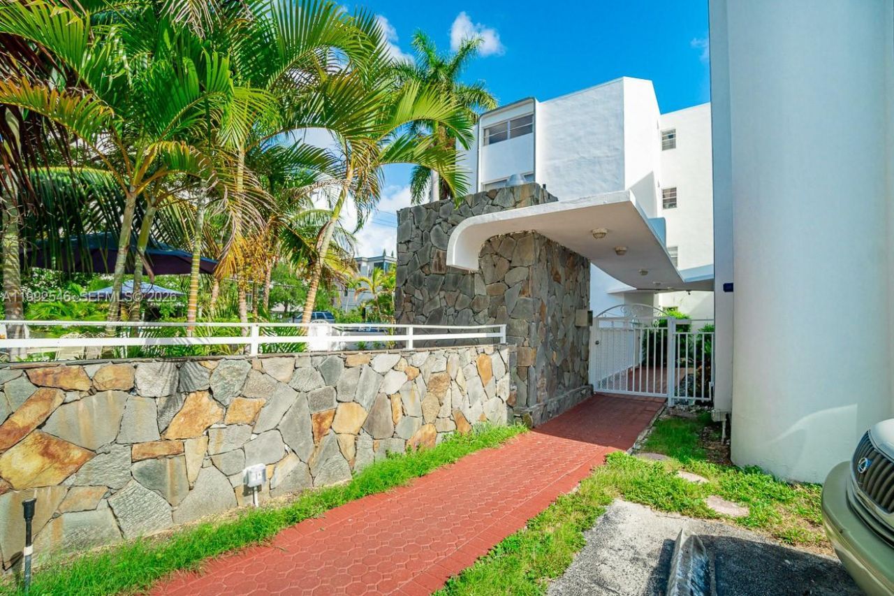 1075 93rd St , Unit 203, Bay Harbor Islands, FL 33154 Photo