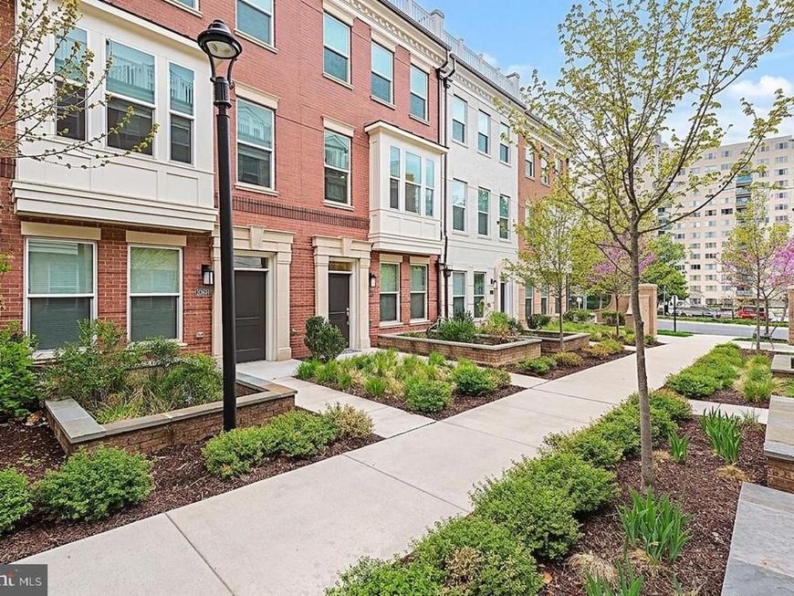 10274 Grosvenor Place, North Bethesda, MD 20852 Main Photo