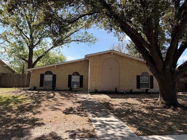 829 Pinoak Drive , Grand Prairie, TX 75052