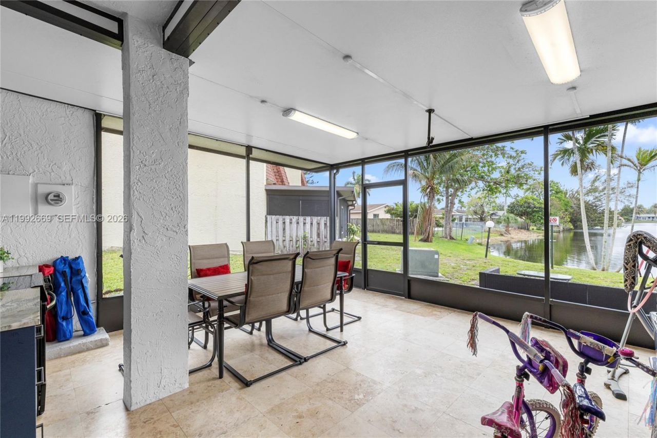 8920 Palm Tree Ln, Unit 8920, Pembroke Pines, FL 33024 Photo