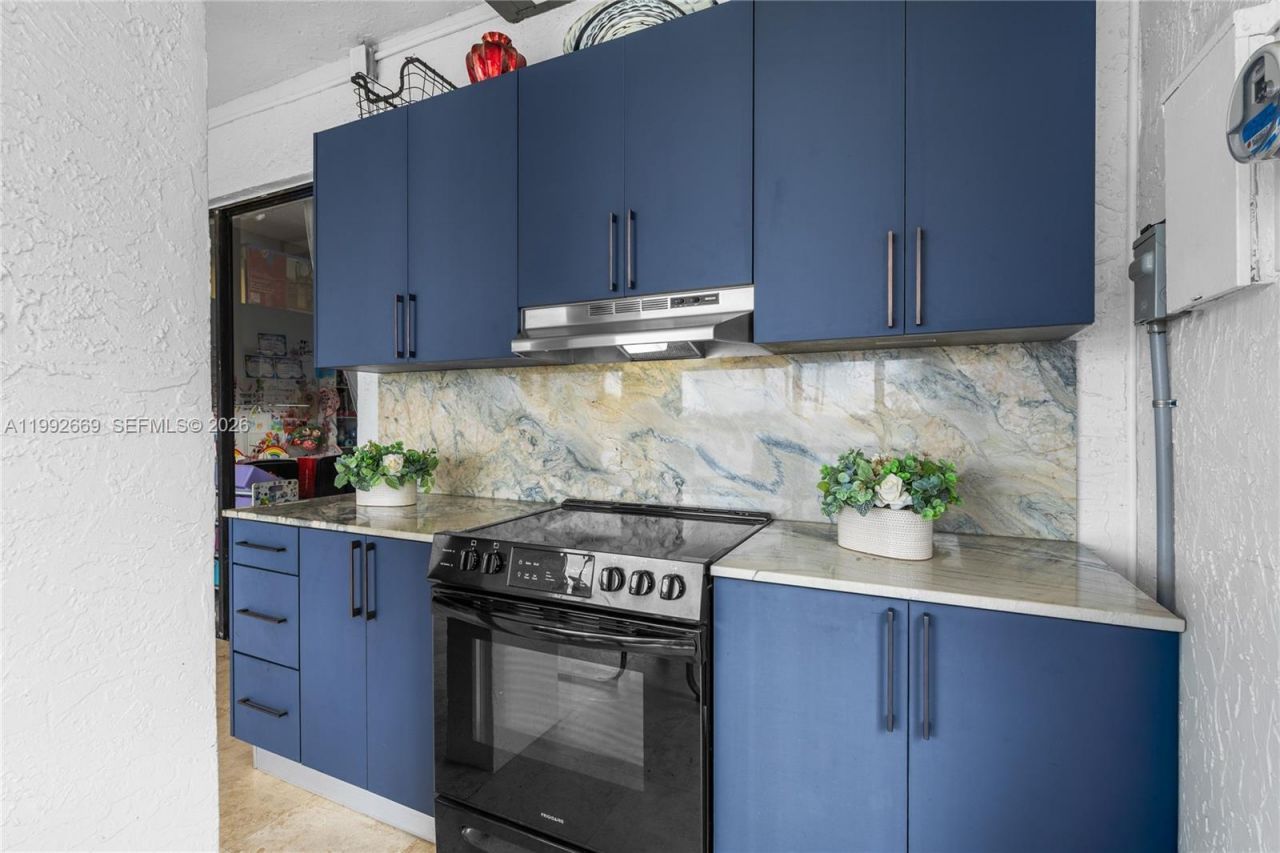 8920 Palm Tree Ln, Unit 8920, Pembroke Pines, FL 33024 Photo