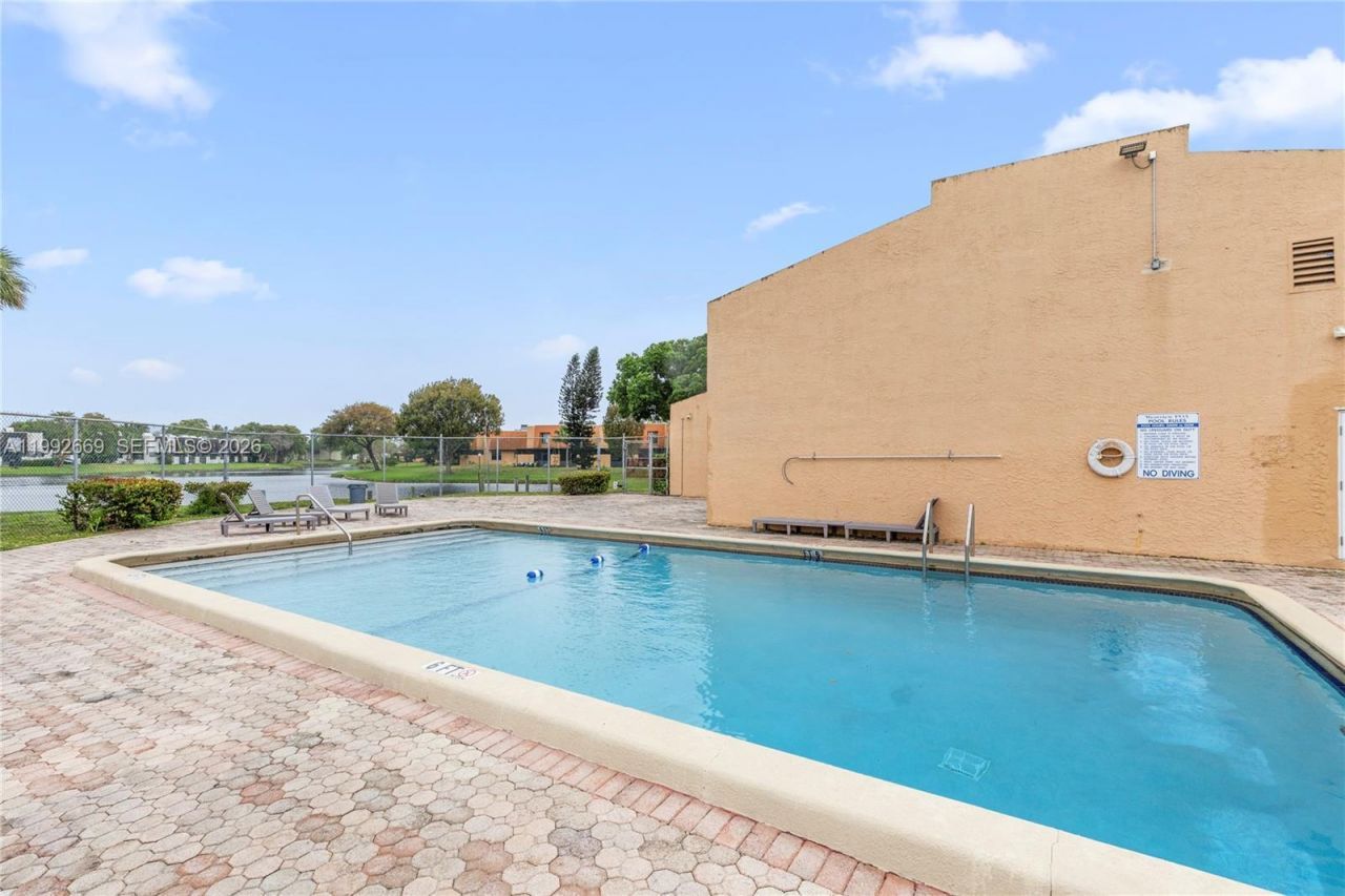 8920 Palm Tree Ln, Unit 8920, Pembroke Pines, FL 33024 Photo
