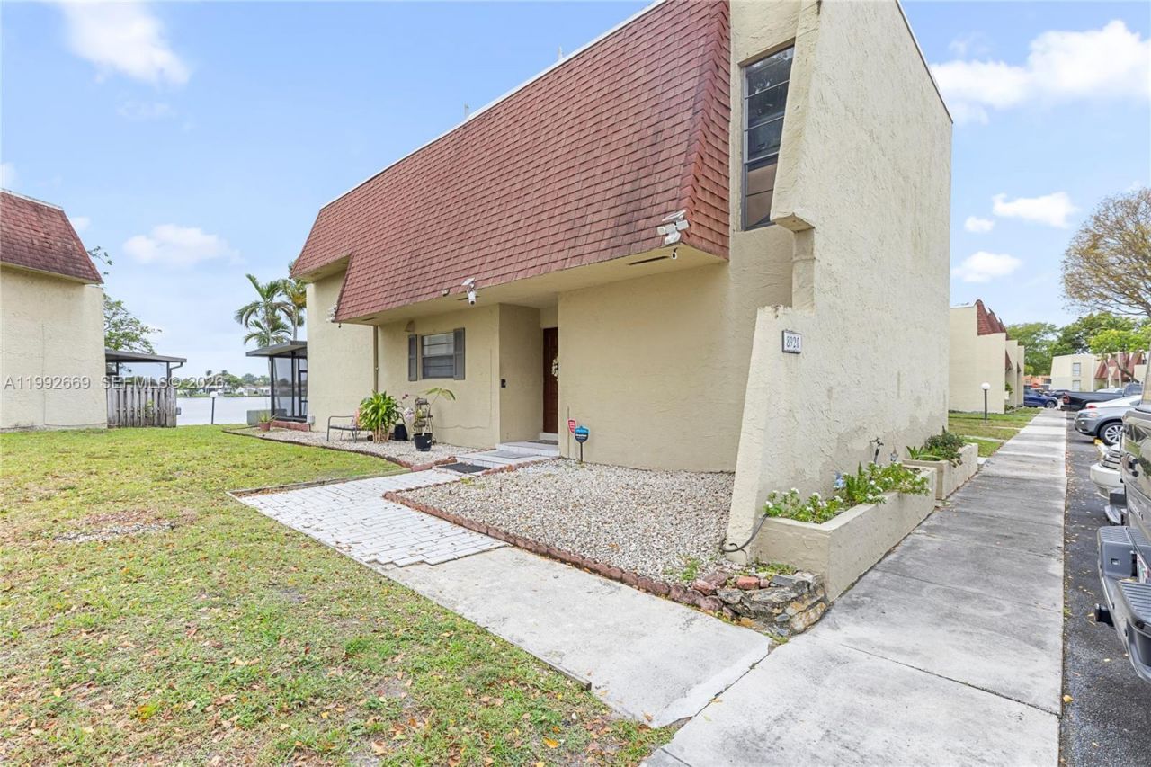 8920 Palm Tree Ln, Unit 8920, Pembroke Pines, FL 33024 Photo