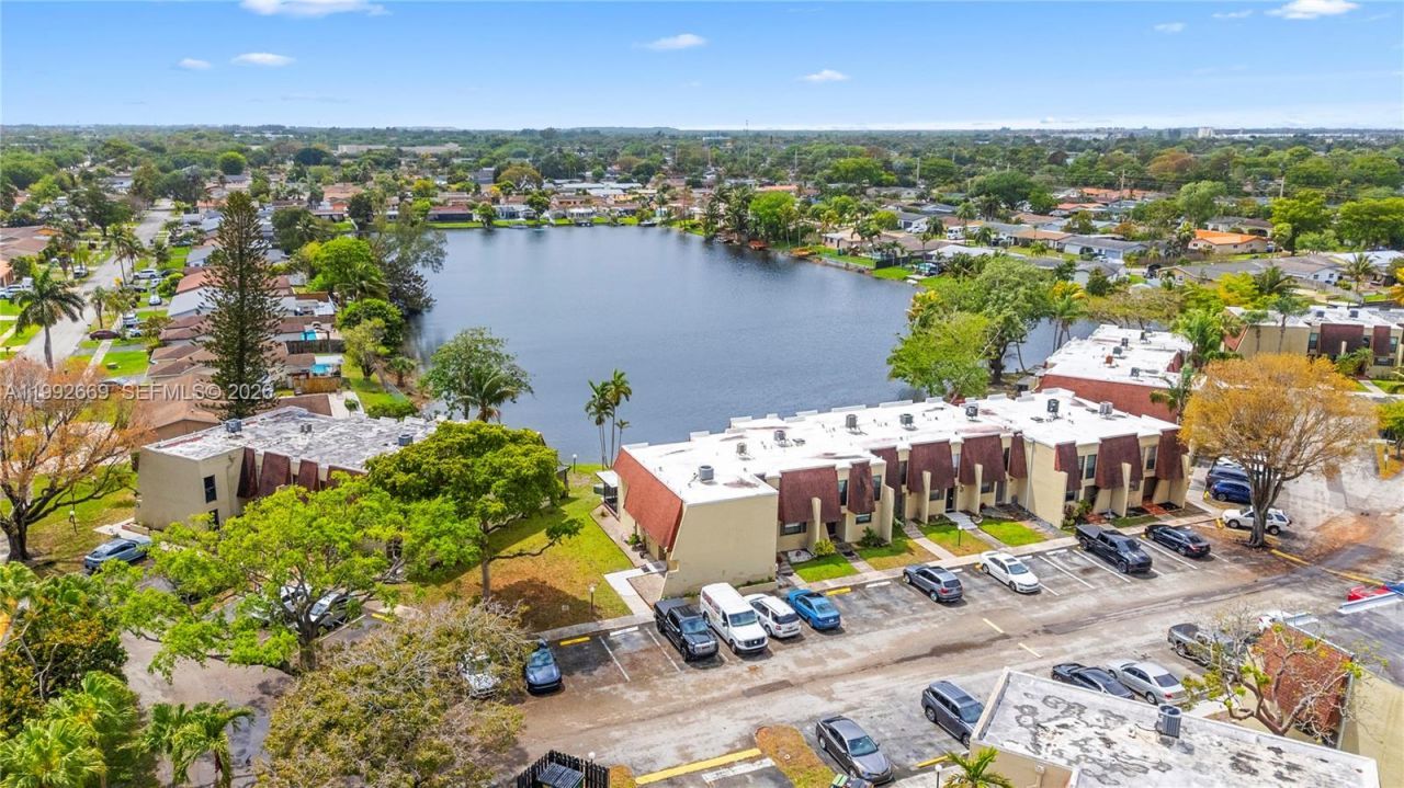 8920 Palm Tree Ln, Unit 8920, Pembroke Pines, FL 33024 Photo