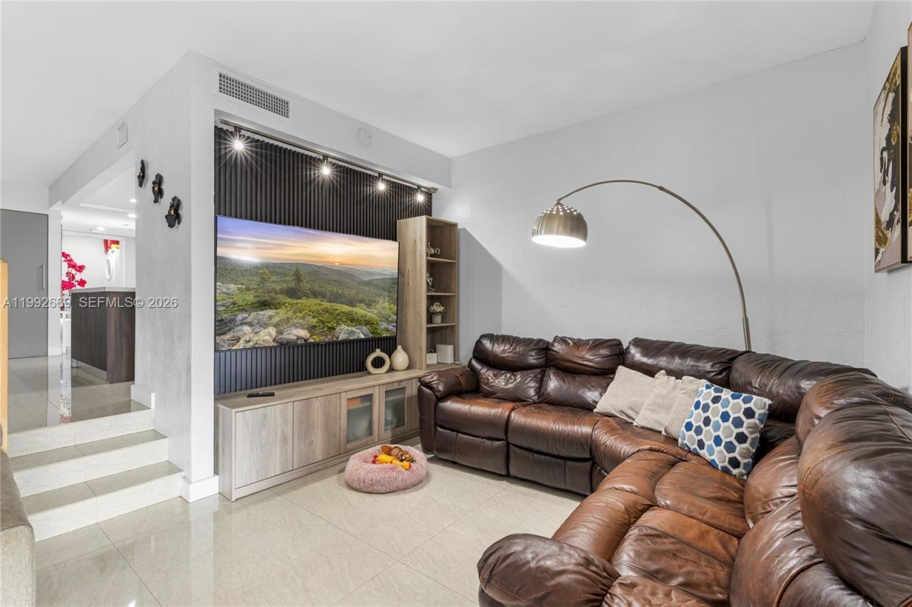 8920 Palm Tree Ln, Unit 8920, Pembroke Pines, FL 33024 Photo