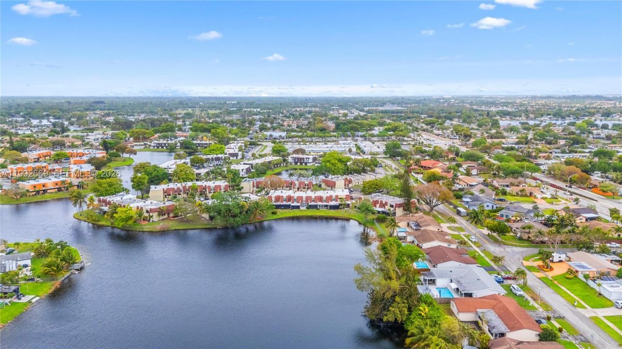 8920 Palm Tree Ln, Unit 8920, Pembroke Pines, FL 33024 Photo