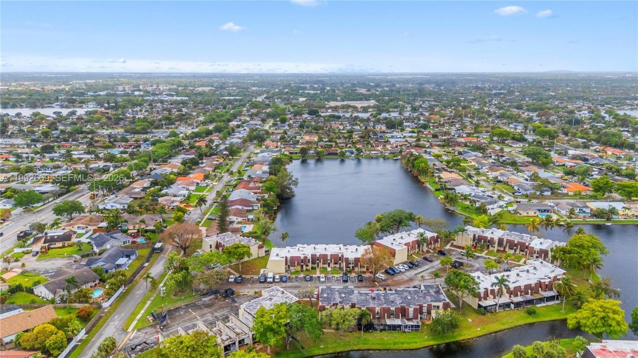 8920 Palm Tree Ln, Unit 8920, Pembroke Pines, FL 33024 Photo