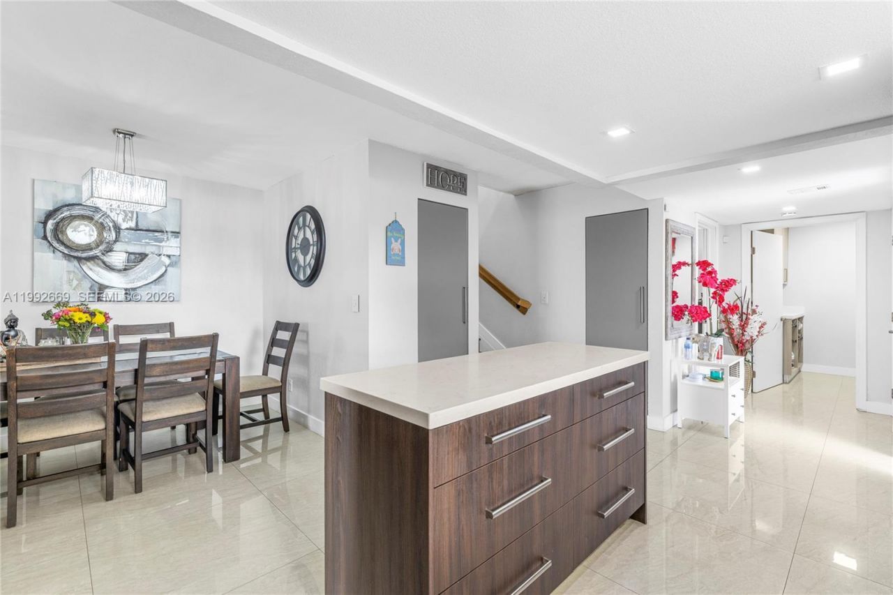 8920 Palm Tree Ln, Unit 8920, Pembroke Pines, FL 33024 Photo