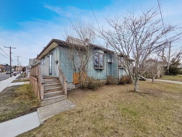 54 Slocum St, Acushnet, MA 02743