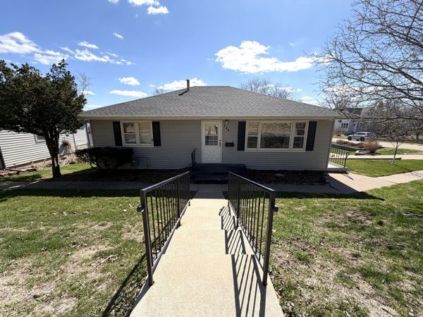 123 32nd Avenue N, Clinton, IA 52732