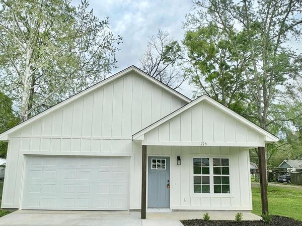 225 SE 7th Avenue, Magee, MS 39111